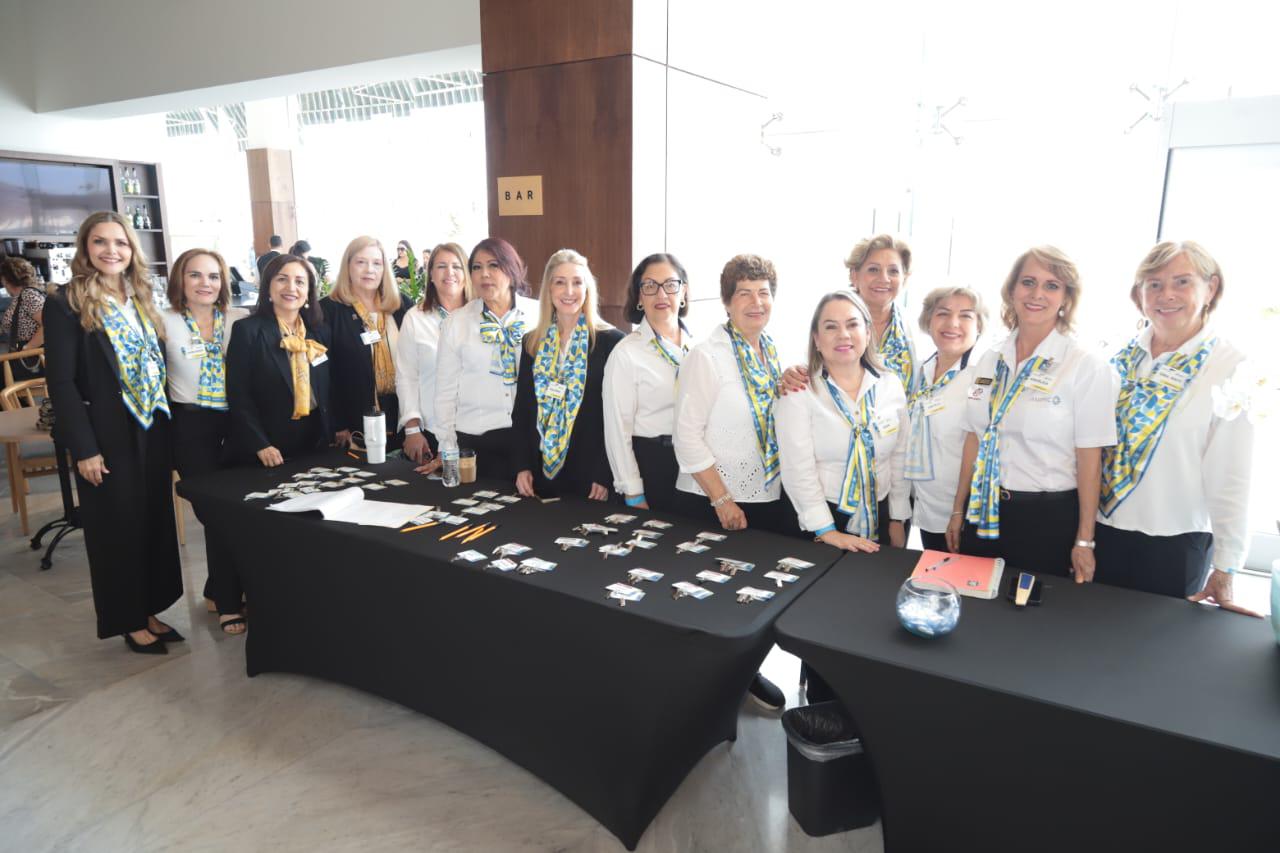 $!Paty Montfort y Diana Chi con Imelda Morales de Chicuate y Balbina Herrera de Medrano, presidenta y vicepresidenta de Anspac Mazatlán, e integrantes del Comité de la agrupación en el puerto.
