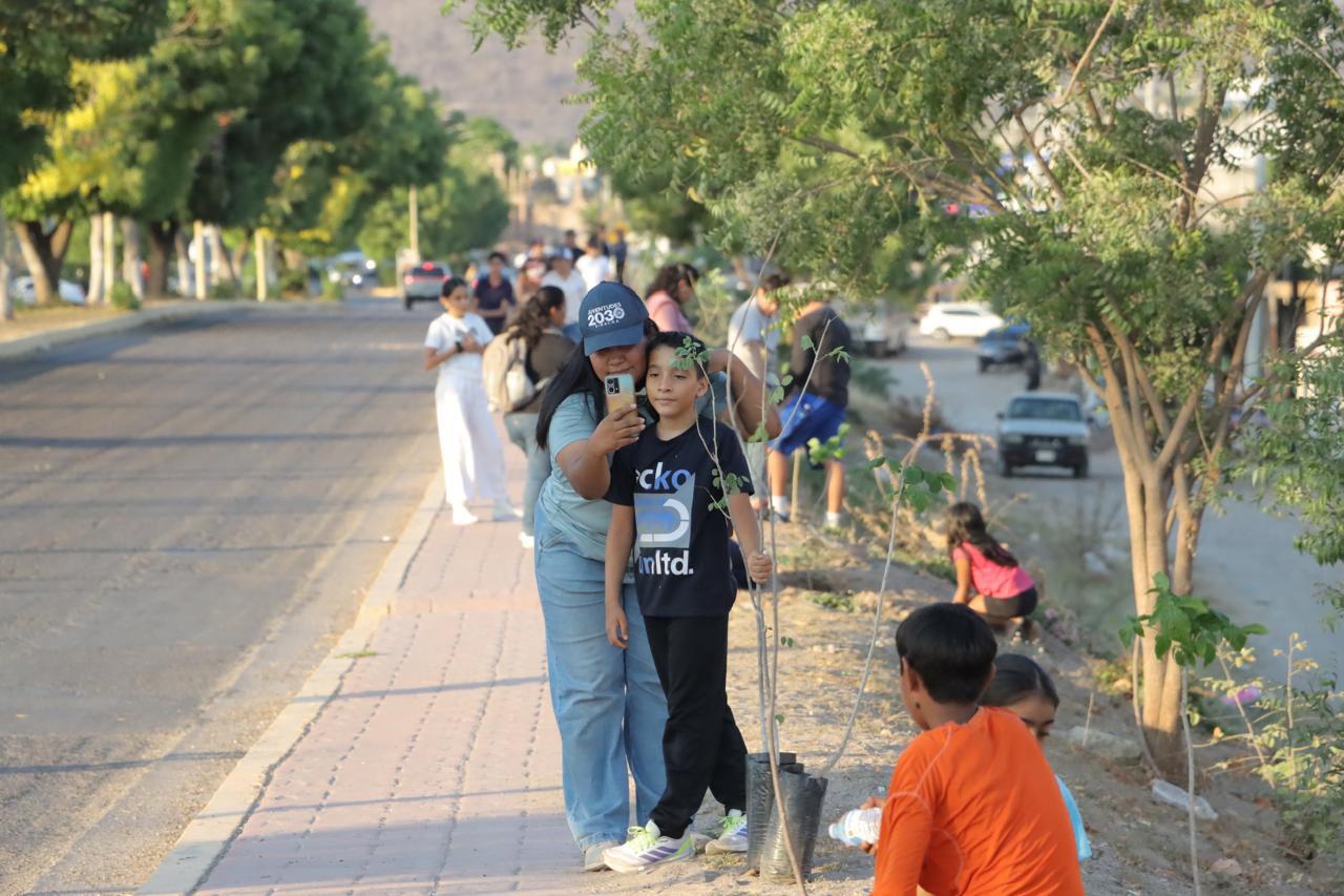 $!Plantan árboles para conmemorar el Día Internacional de la Biodiversidad en Rosario