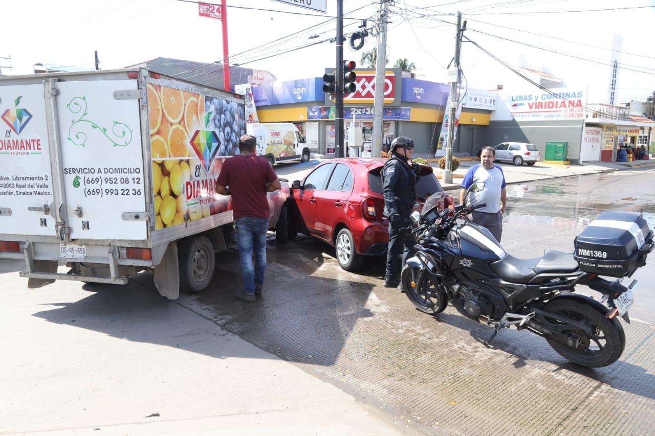 $!Fuerte choque en la Gabriel Leyva deja solo daños materiales en Mazatlán