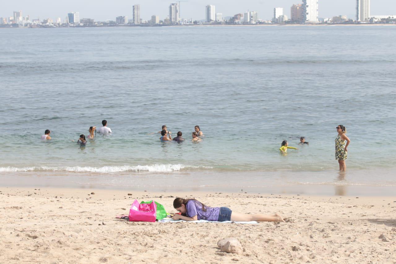 $!Disfrutan más de 11 mil personas de las playas de Mazatlán, entre el sábado y domingo