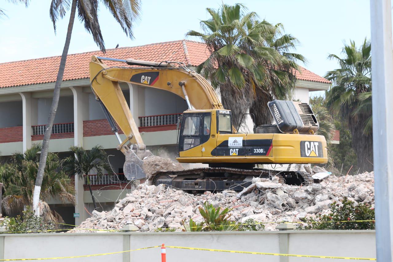 $!La demolición del Hotel Aguamarina avanza rápido en Mazatlán