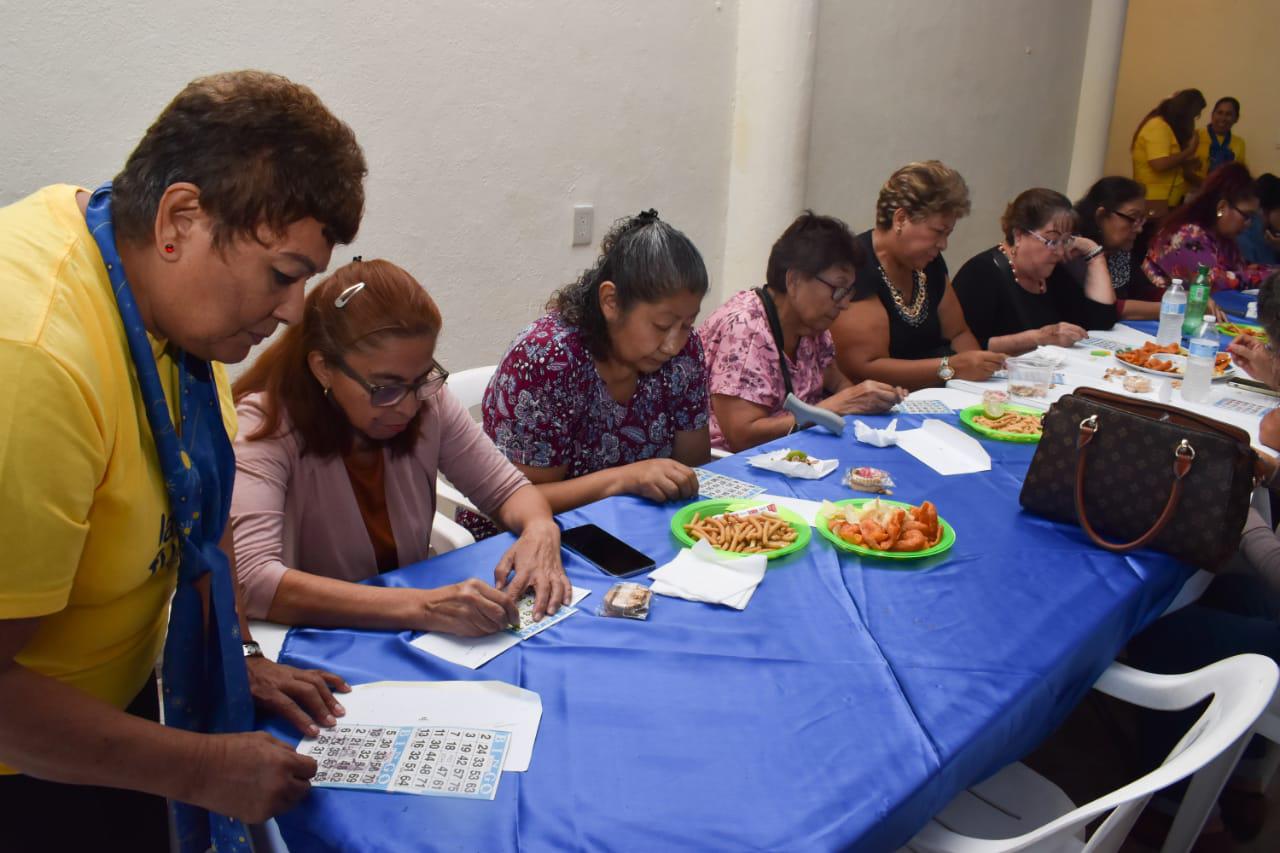 $!Las damas se divirtieron llenando sus cartas de bingo.