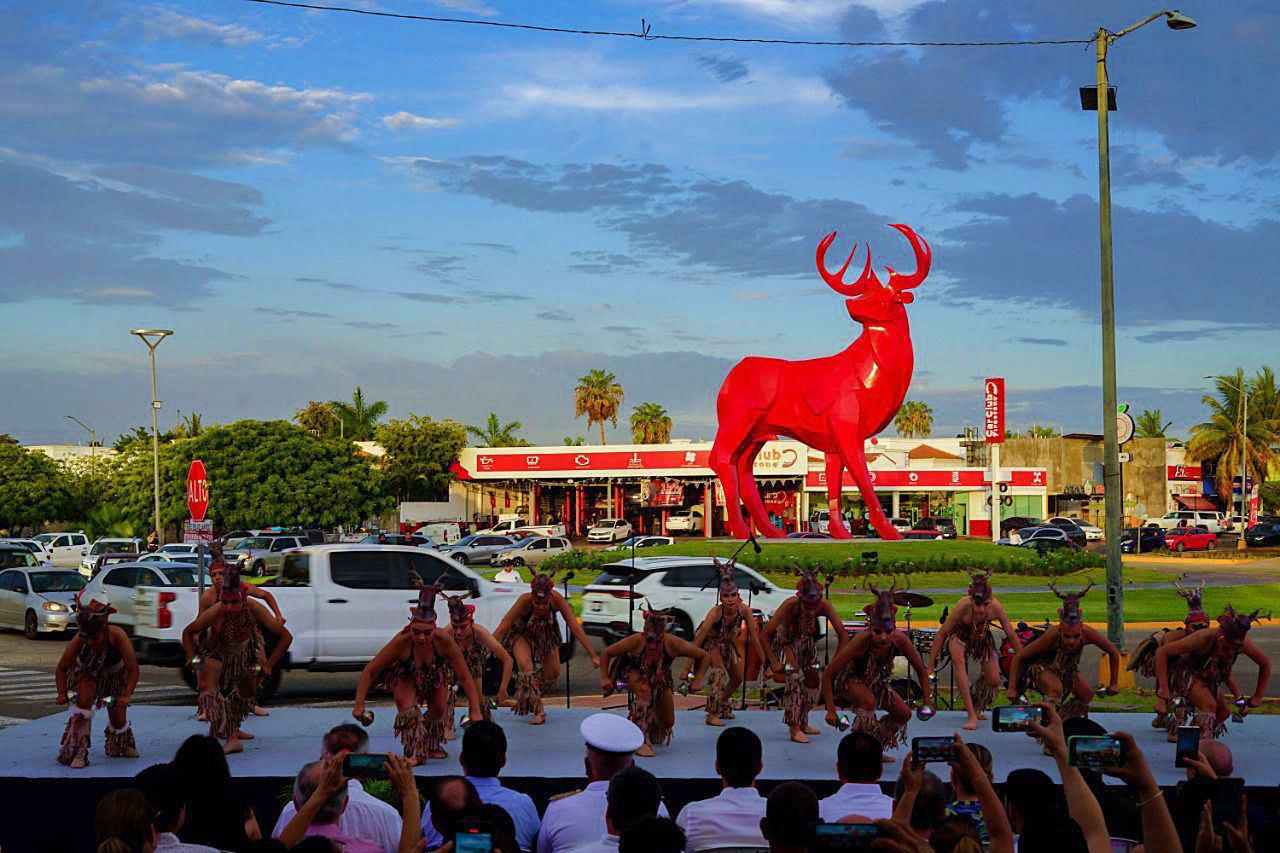 $!Se presentan 22 bailarines pertenecientes a Mazahuatl, academia de baile del Cbtis 051, a cargo de Blanca Ibarra y Eduardo Lizárraga.