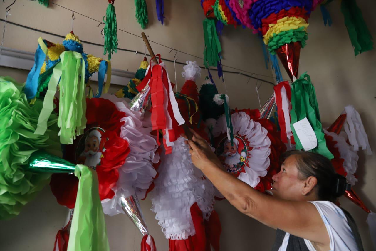 $!Desde 1976, María del Socorro mantiene viva la tradición de las piñatas en el centro de Mazatlán