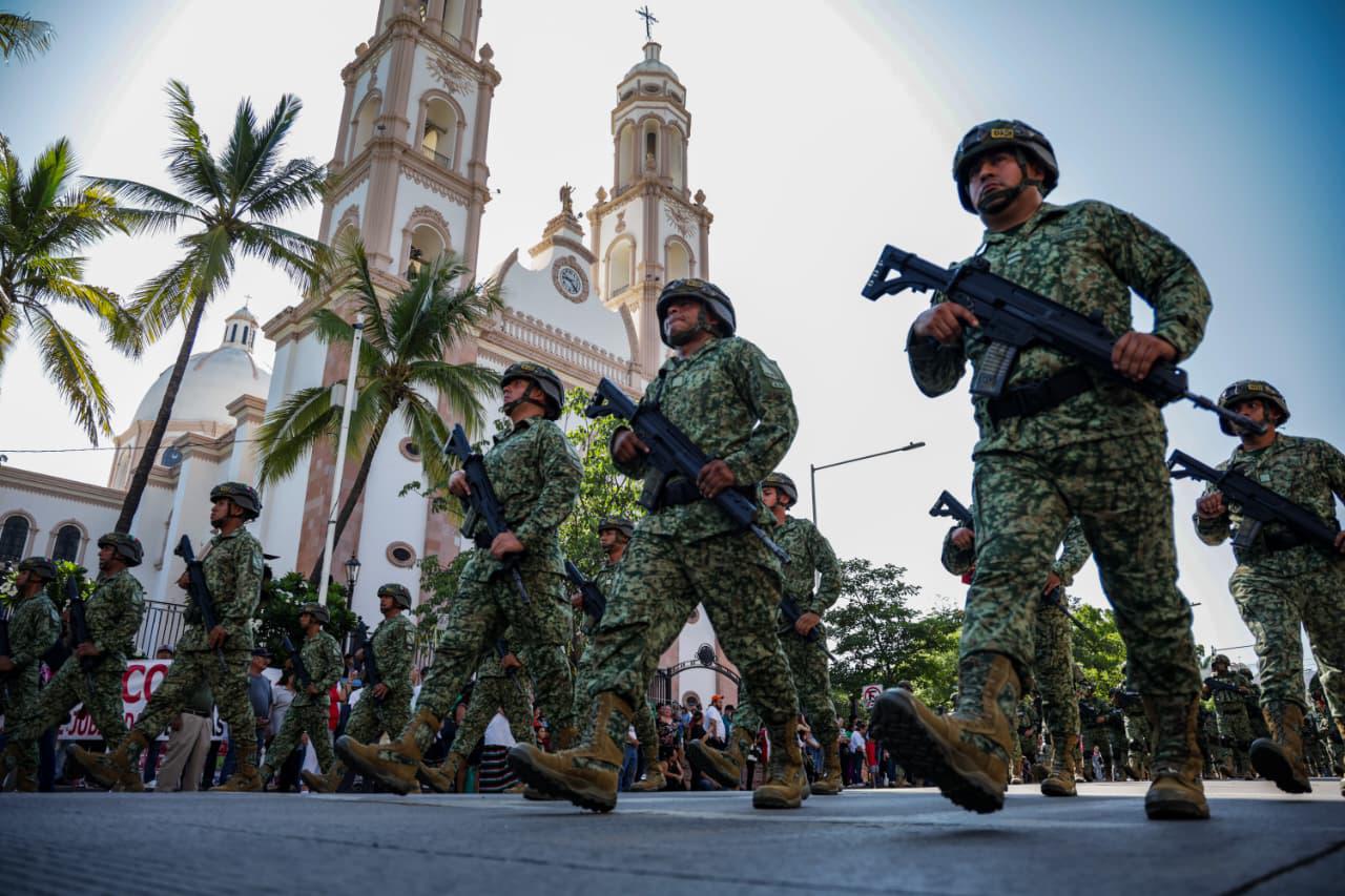 $!Desfilan más de 11 mil elementos de seguridad en Culiacán por aniversario de la Independencia