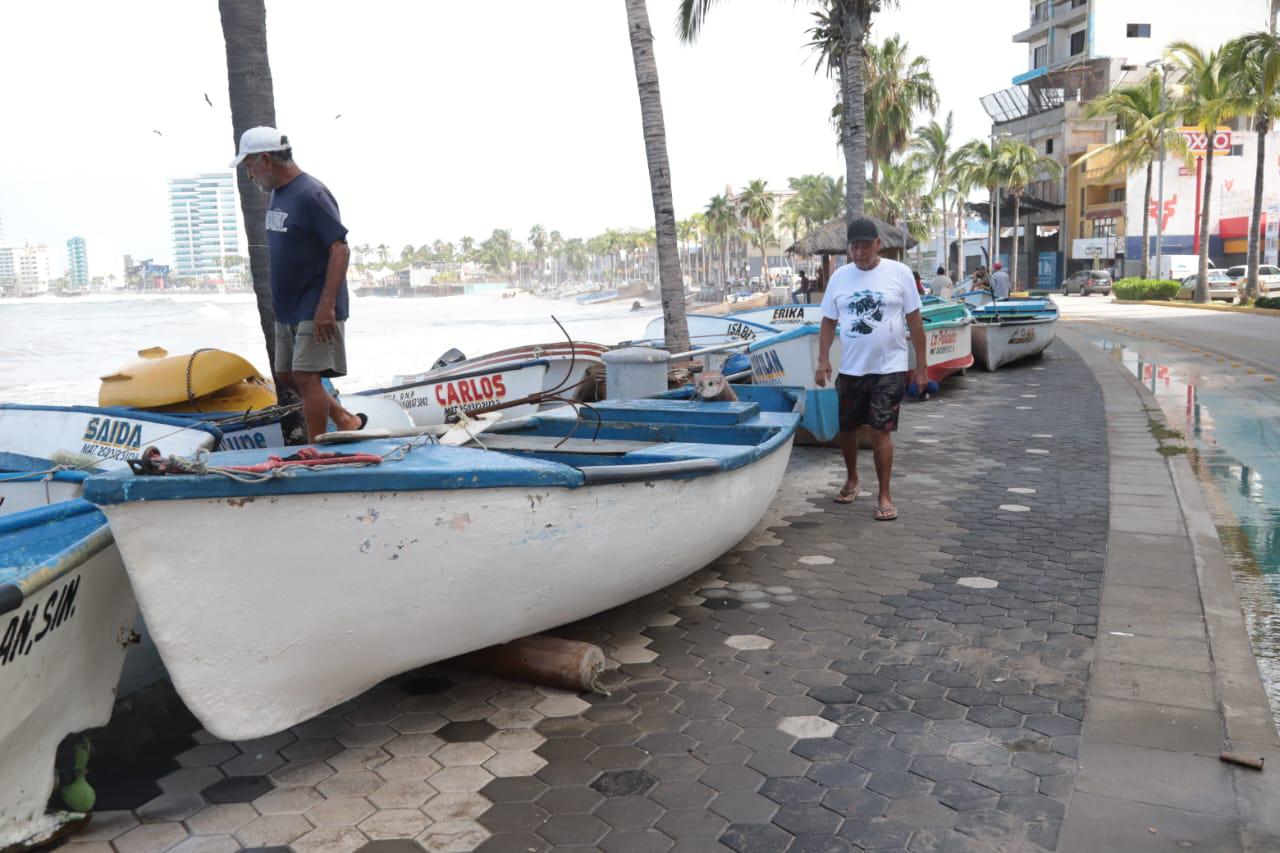 $!Casi una semana sin pescar por el mal tiempo tiene desesperados a pescadores de Playa Norte