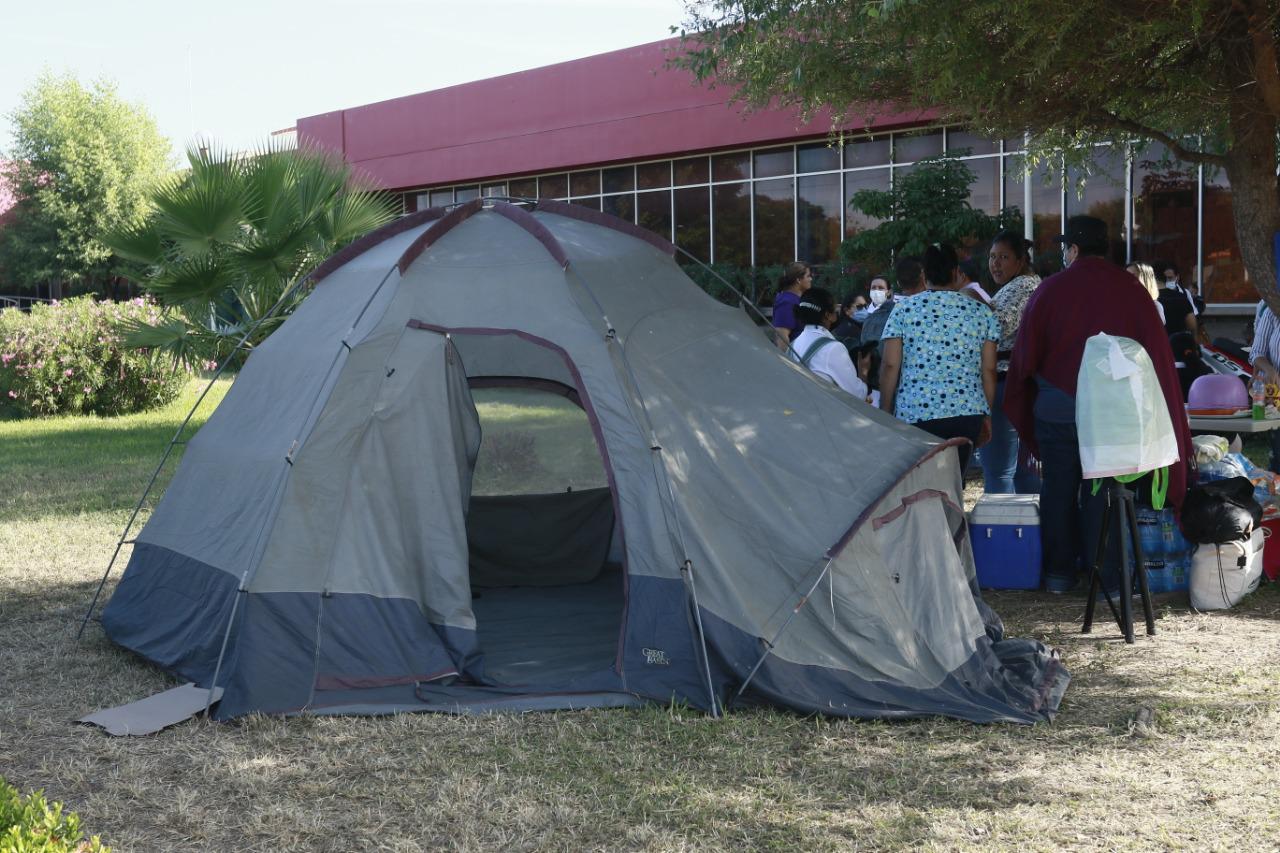 $!En Culiacán trabajadores de salud permanecen en plantón exigiendo bases sindicales