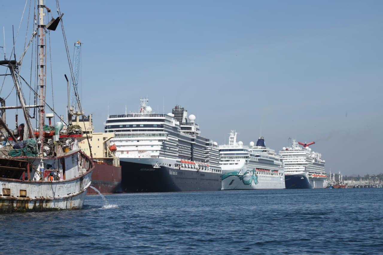 $!Coinciden en Mazatlán tres cruceros turísticos