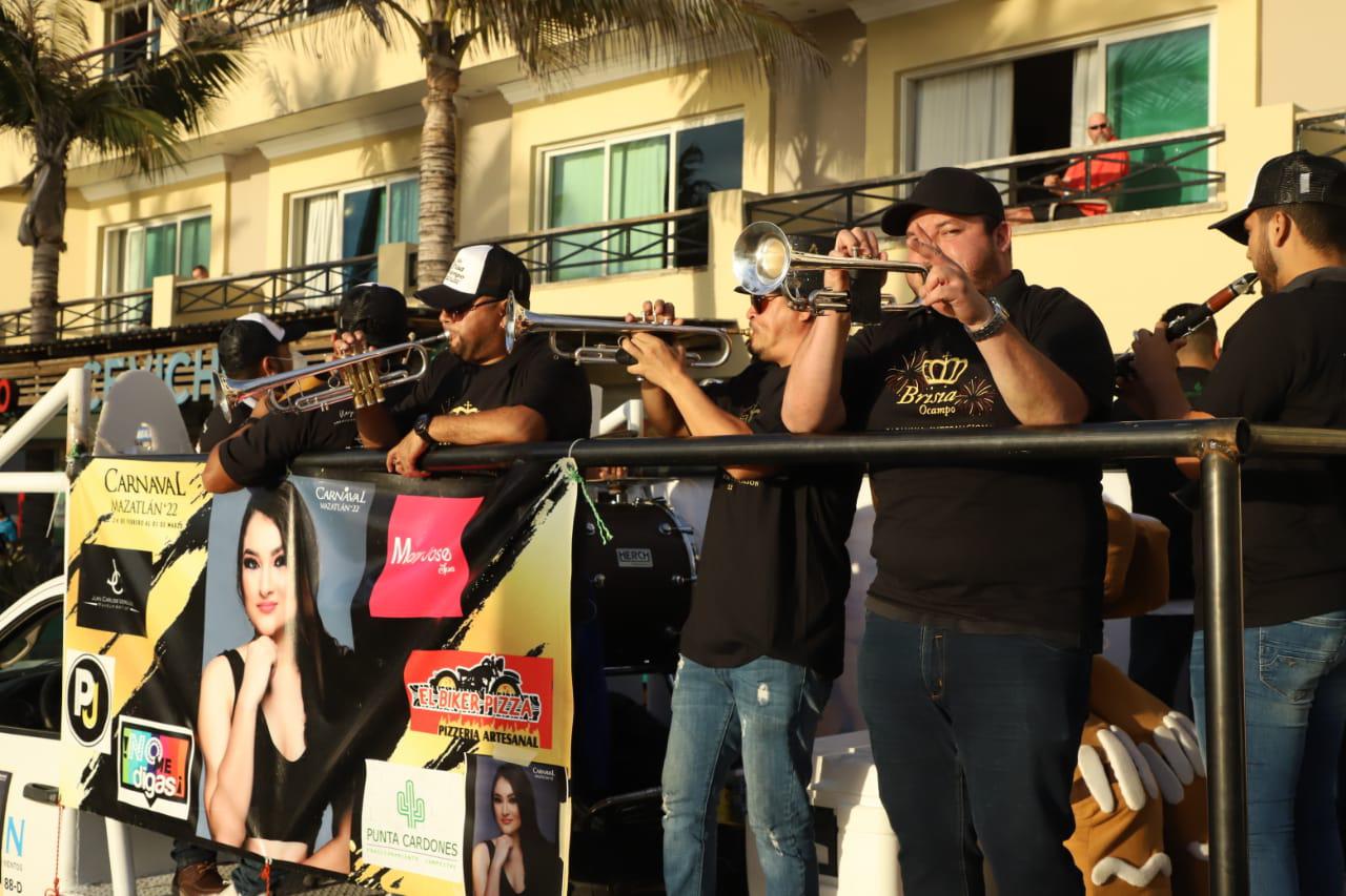 $!El malecón de Mazatlán se viste de Carnaval, banda y alegría