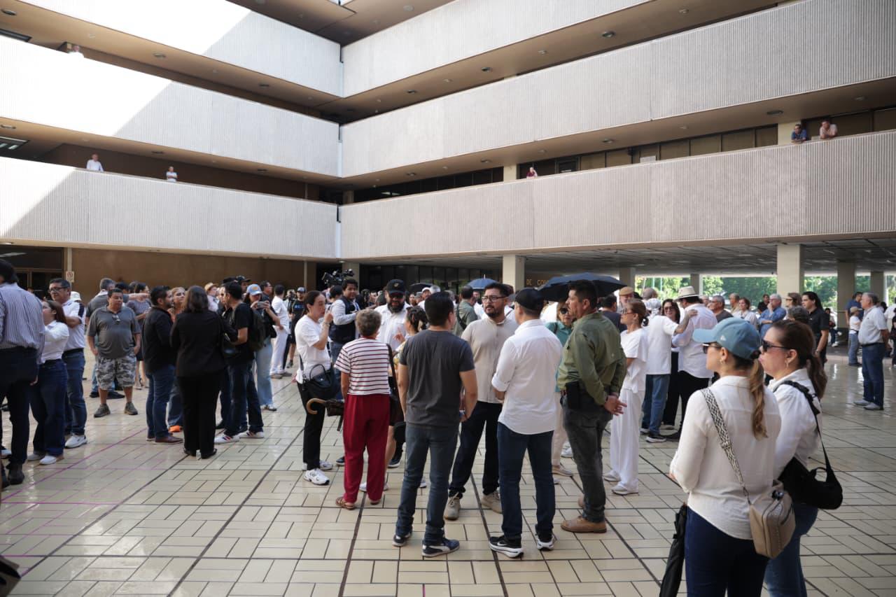 $!Protestan en Palacio de Gobierno de Sinaloa contra continuidad del rochismo