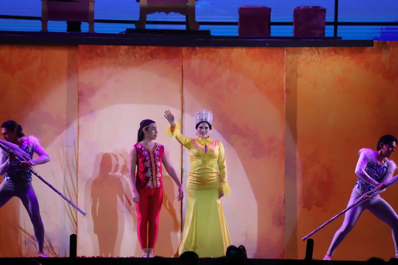 $!Bajo show de pirotecnia coronan a María Paula I, Reina Infantil del Carnaval de Mazatlán 2024