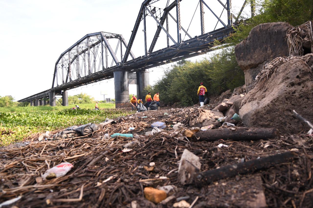$!Retiran basura y más de 200 kilos de lirios acuático del Río Culiacán