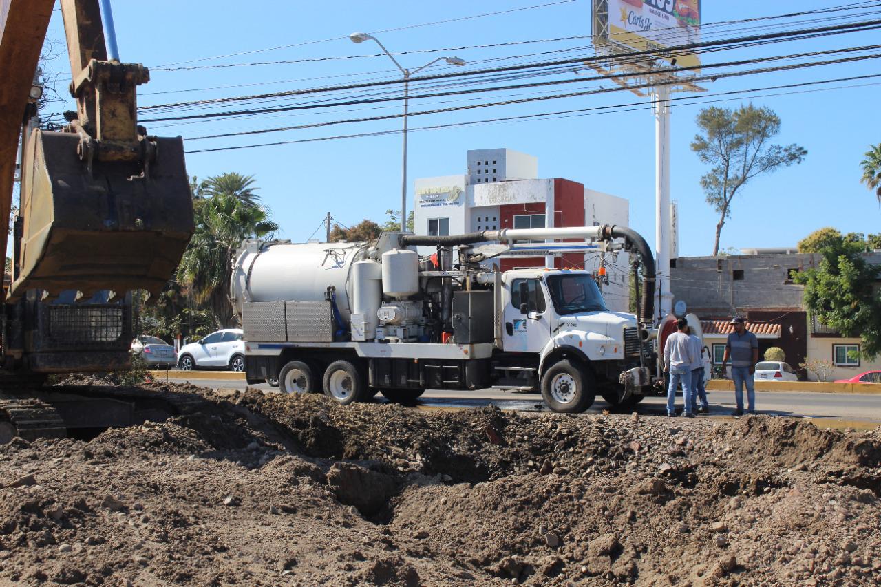 $!Constructor rompe pozo y causa derrame de agua residual frente a López Mateos
