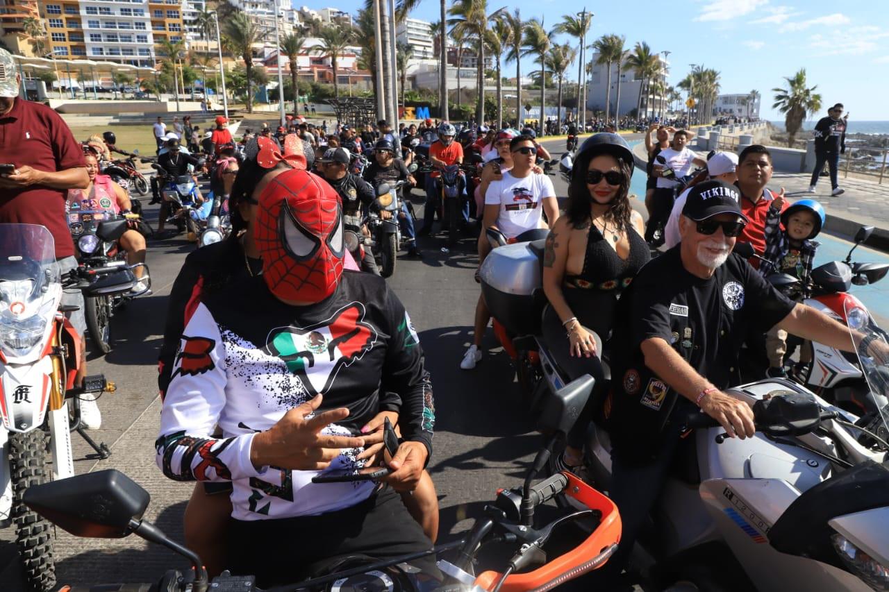 $!Rugen máquinas en el malecón en el desfile de la Semana de la Moto Mazatlán 2024