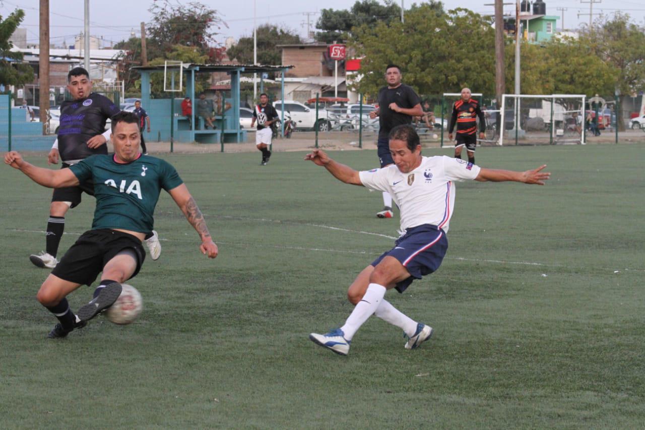 $!Lázaro Cárdenas y Tuna Supply dividen puntos en la Liga Superveteranos