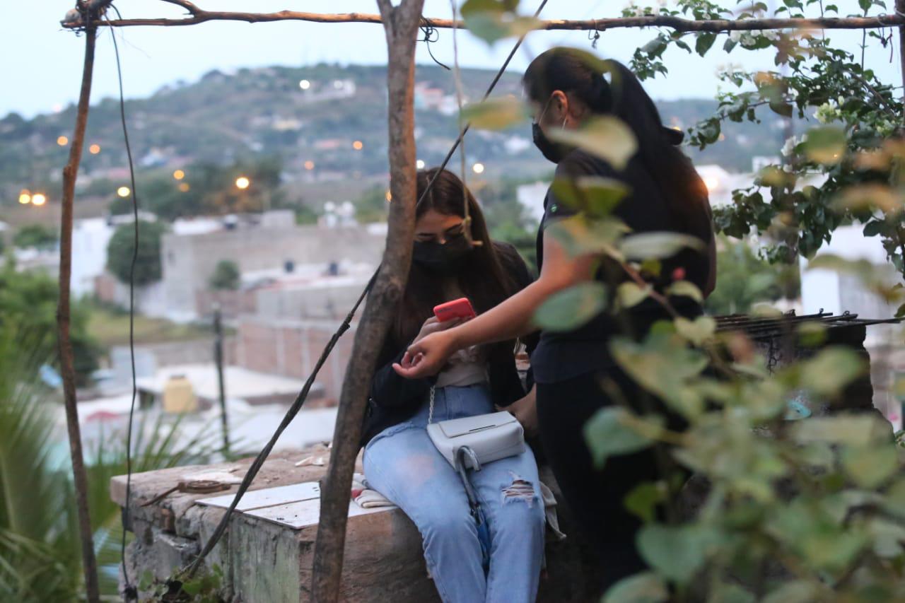 $!Familias se ponen a prueba en vacuna contra el Covid en Mazatlán. Madres e hijos aguantan horas para asegurar un turno