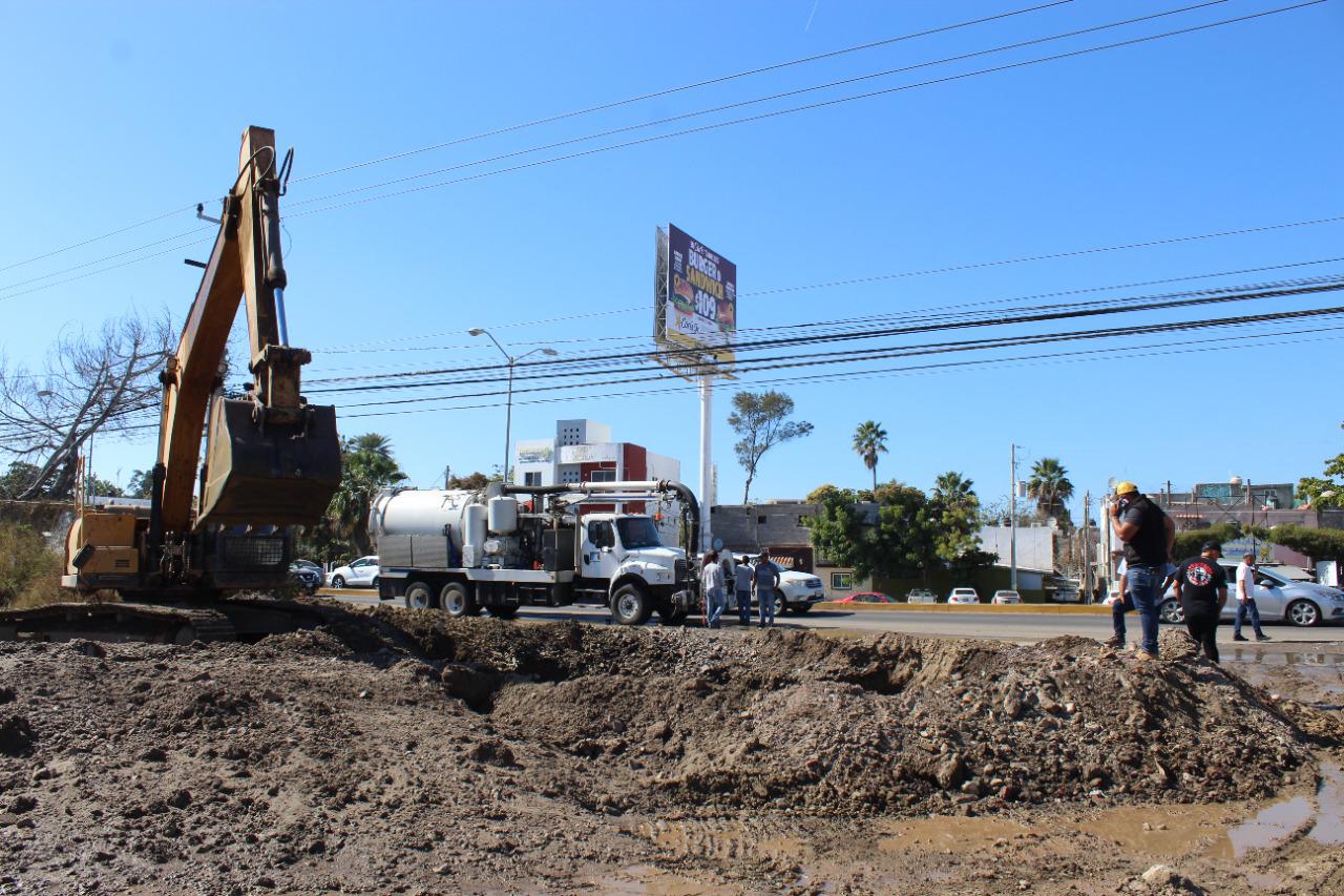 $!Constructor rompe pozo y causa derrame de agua residual frente a López Mateos