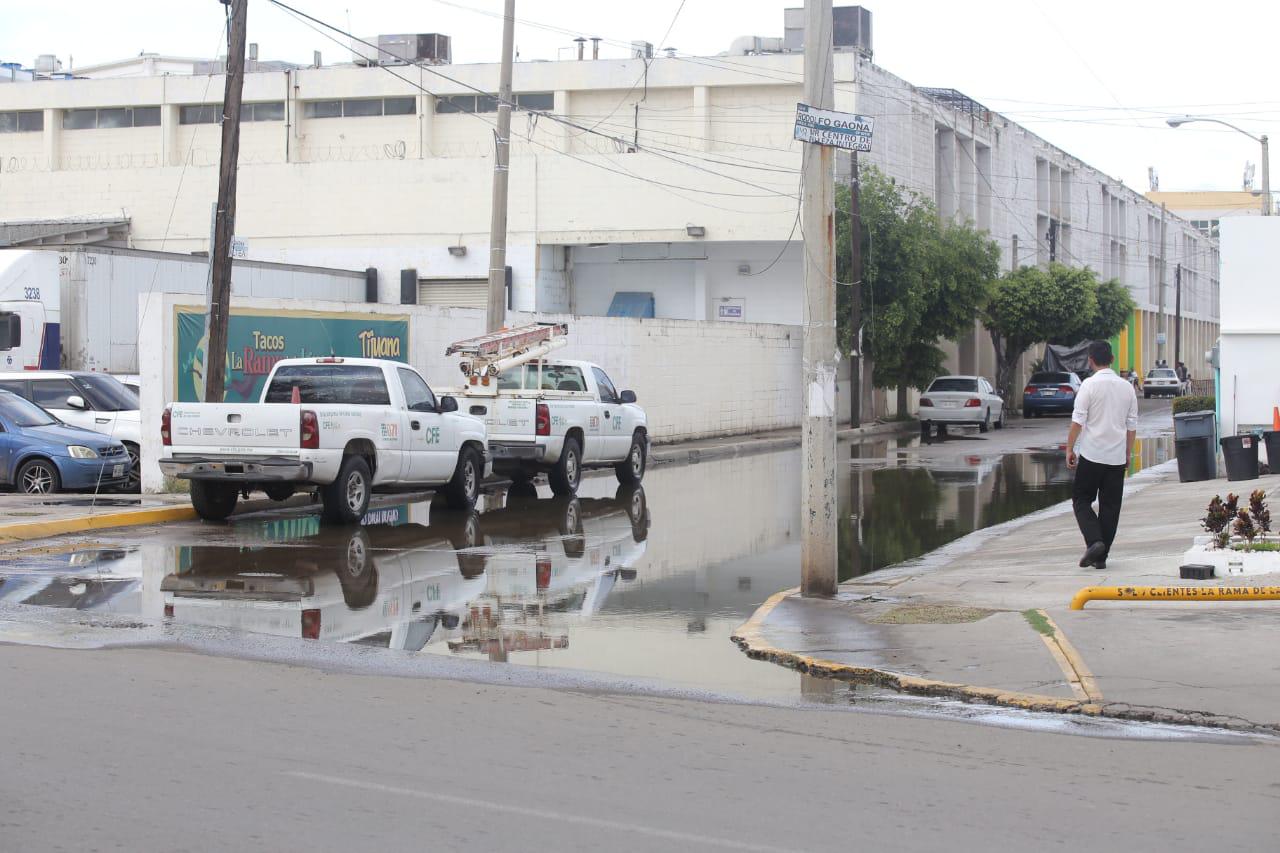 $!Derrame de aguas negras afecta a vecinos y negocios de la Avenida Carlos Canseco, en Mazatlán