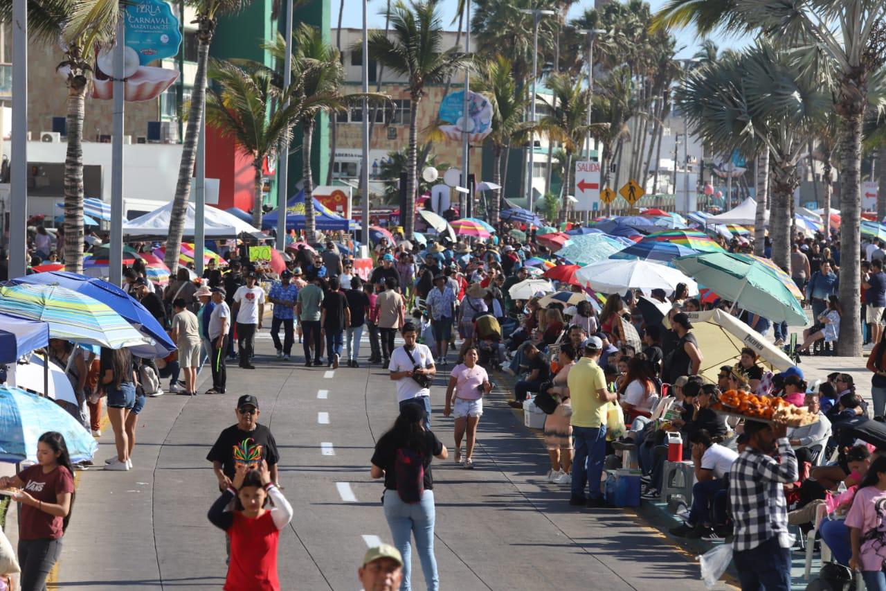 $!Esperan familias el inicio del primer desfile del Carnaval de Mazatlán