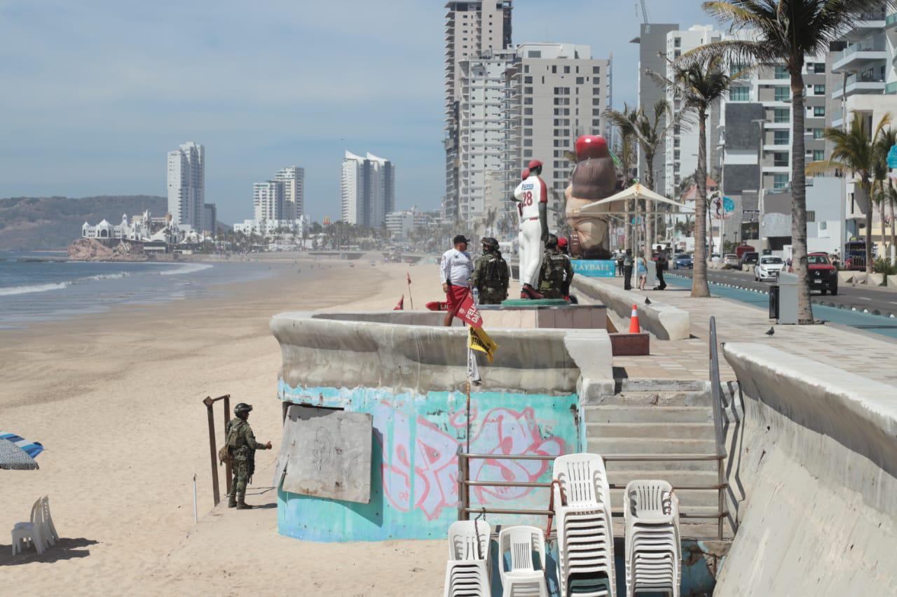 $!Mantiene Marina operativo en el malecón y cierre de un tramo de playa en Mazatlán