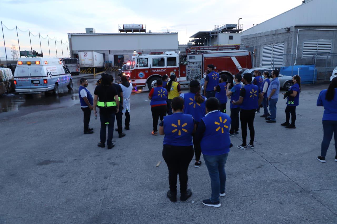 $!Conato de incendio en tienda de conveniencia de la Marina en Mazatlán activa cuerpos de emergencia