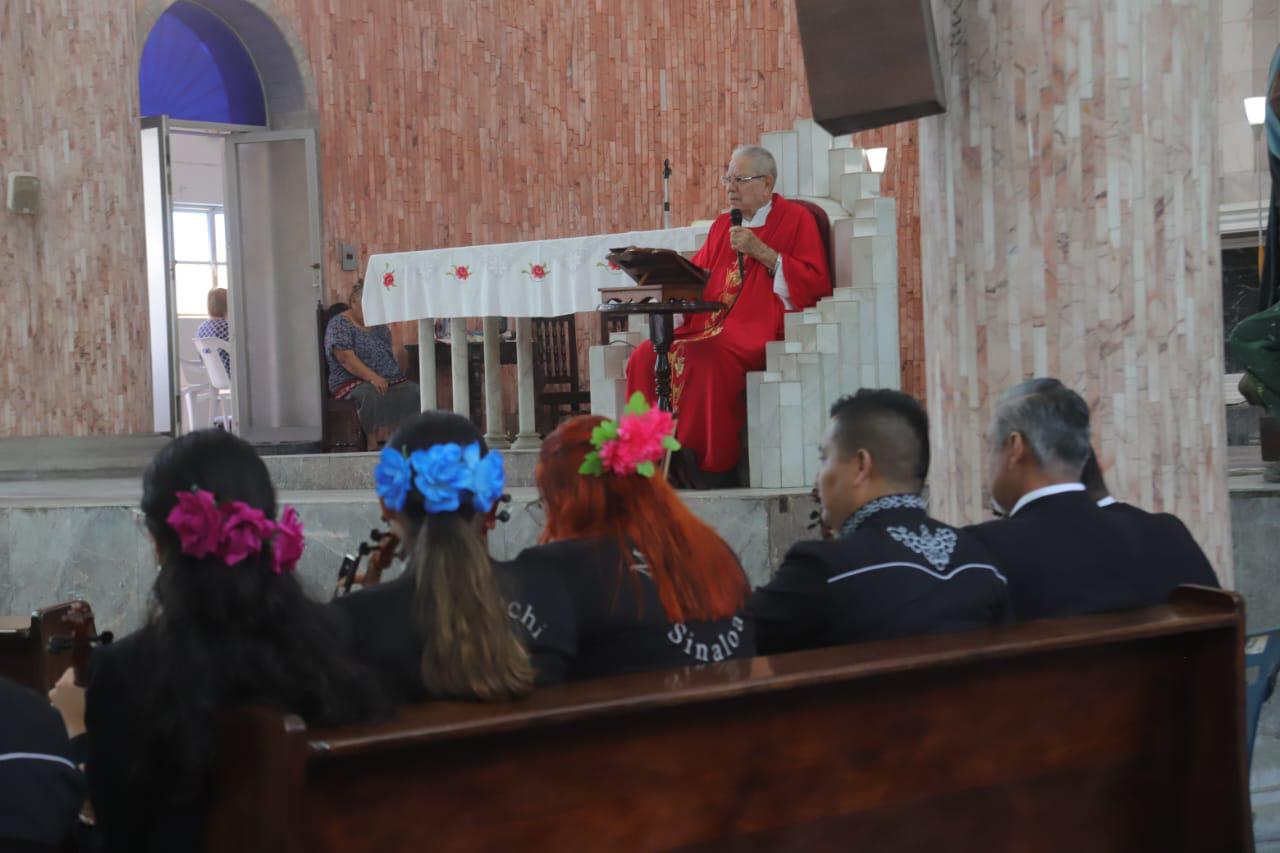 $!Ni el agua los detuvo; en Mazatlán le cantan a Santa Cecilia en su día