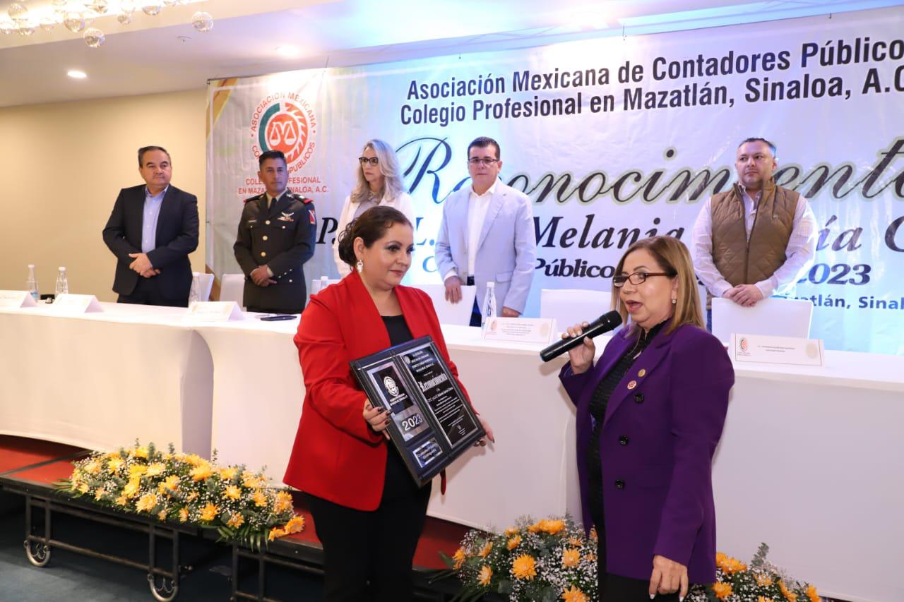 $!Melania García Gómez recibe el galardón como Contador Público Distinguido 2023
