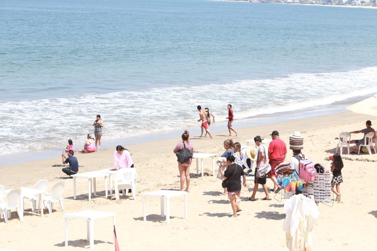 $!Bañistas evaden señales de precaución en playas de Mazatlán