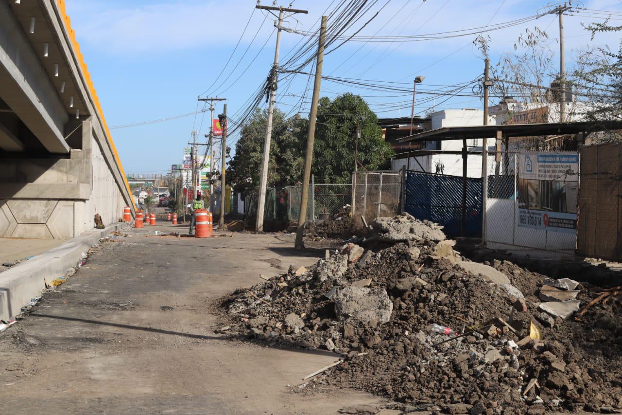 $!A 10 días de su apertura, laterales del puente del Libramiento Colosio siguen sin concluir