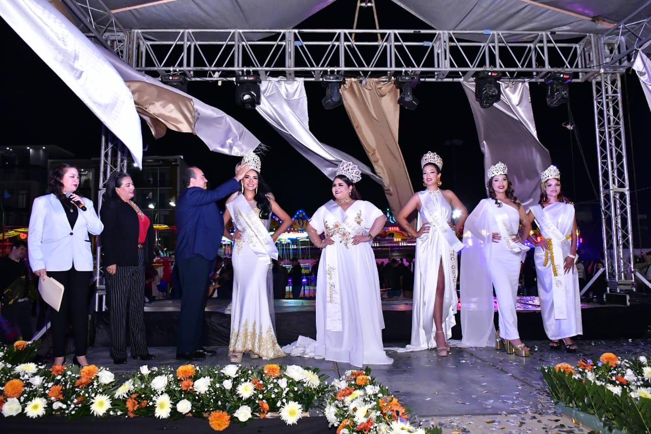 $!Valeria Martínez es coronada como Reina del Comercio Expoferia Canaco Mazatlán 2022 por el Secretario General de la Concanaco Servytur México, Guillermo Romero Rodríguez.