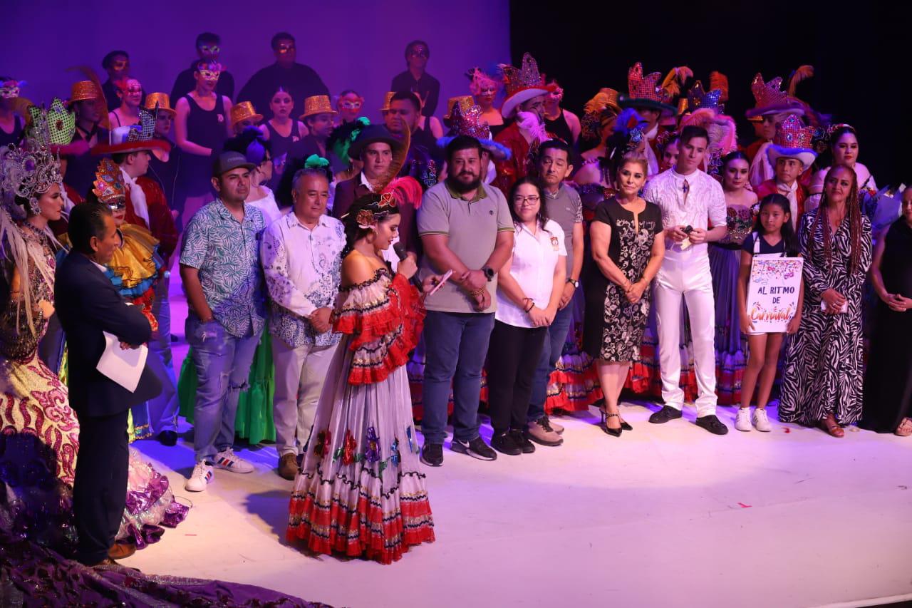 $!Una alumna da el mensaje de agradecimiento por parte de los egresados.