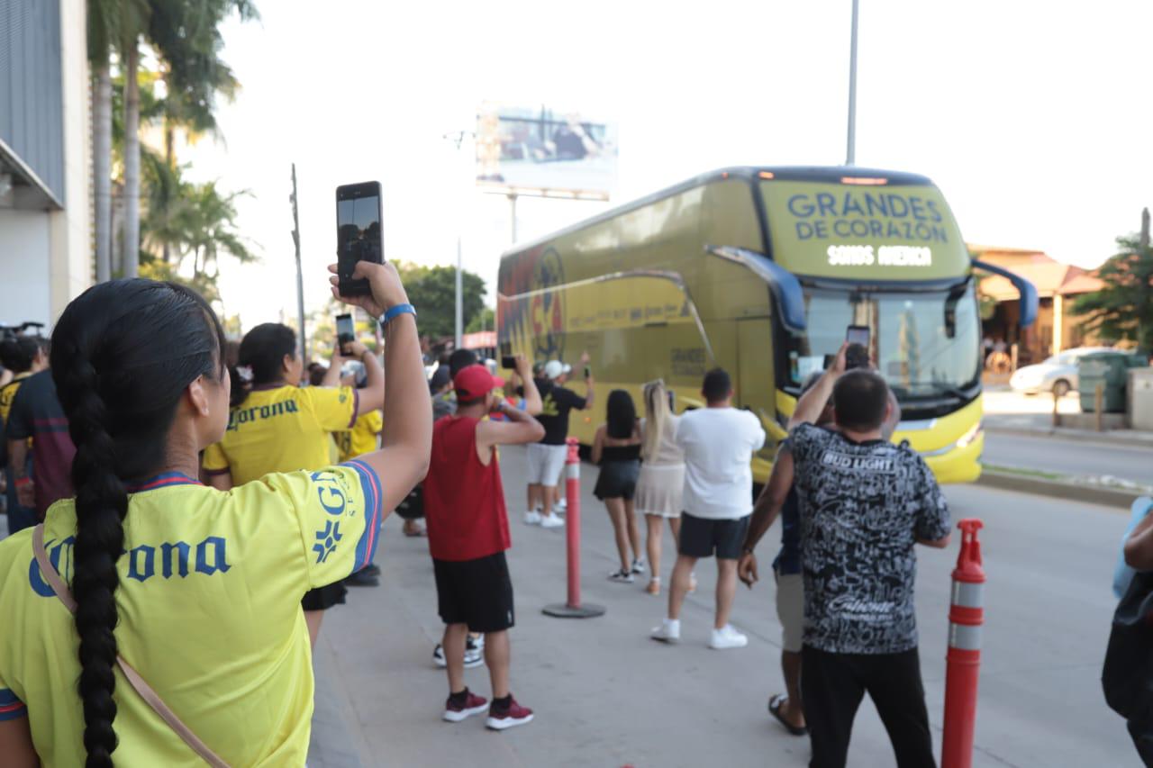 $!Decenas de aficionados reciben a Club América en su llegada a Mazatlán