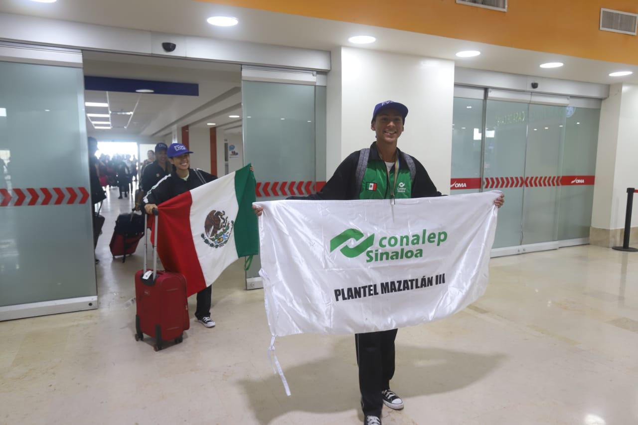 $!Arriban a Mazatlán estudiantes ganadores de la medalla de plata en Sudáfrica