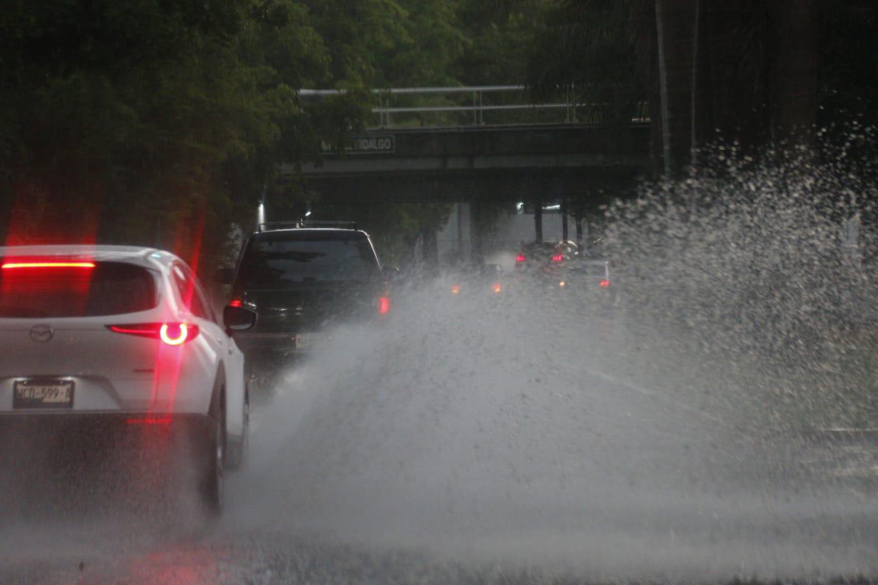 $!Una persona fallecida y vehículos atascados, el saldo de la lluvia en Culiacán