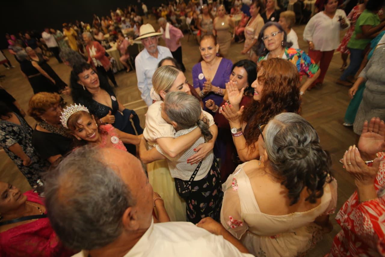 $!Con festejo, consienten a los abuelitos y abuelitas de Mazatlán