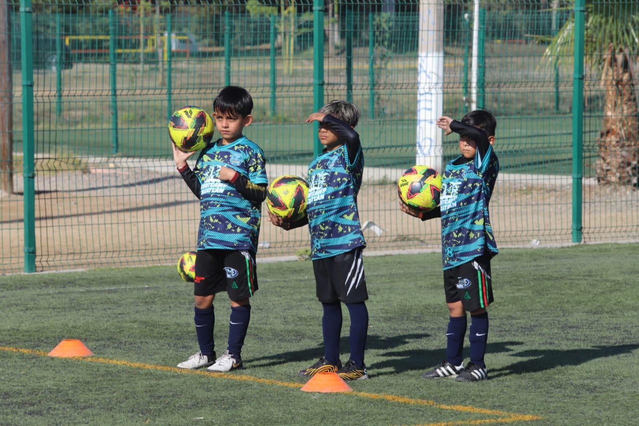 $!Sport Camp Mazatlán impulsa talentos con ex futbolistas y visores profesionales