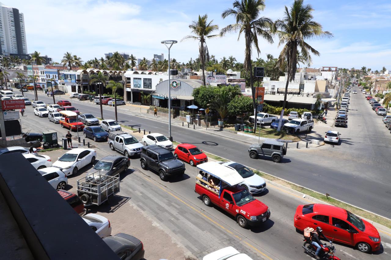 $!Malecón de Mazatlán ya está listo para desfile con carros del Carnaval