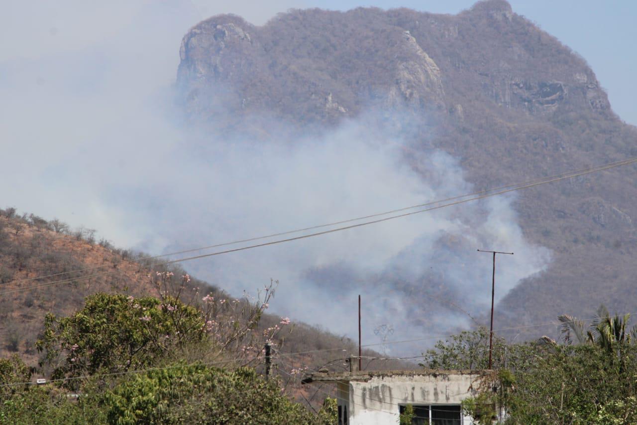 $!Alerta a vecinos incendio forestal del cerro del Yauco, en Rosario