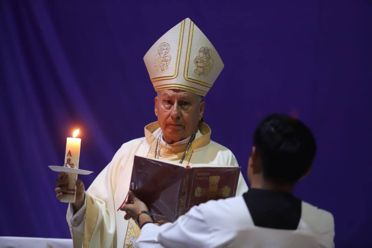 $!Celebran Resurrección de Jesucristo; encienden cirios y bendicen agua en Catedral de Mazatlán
