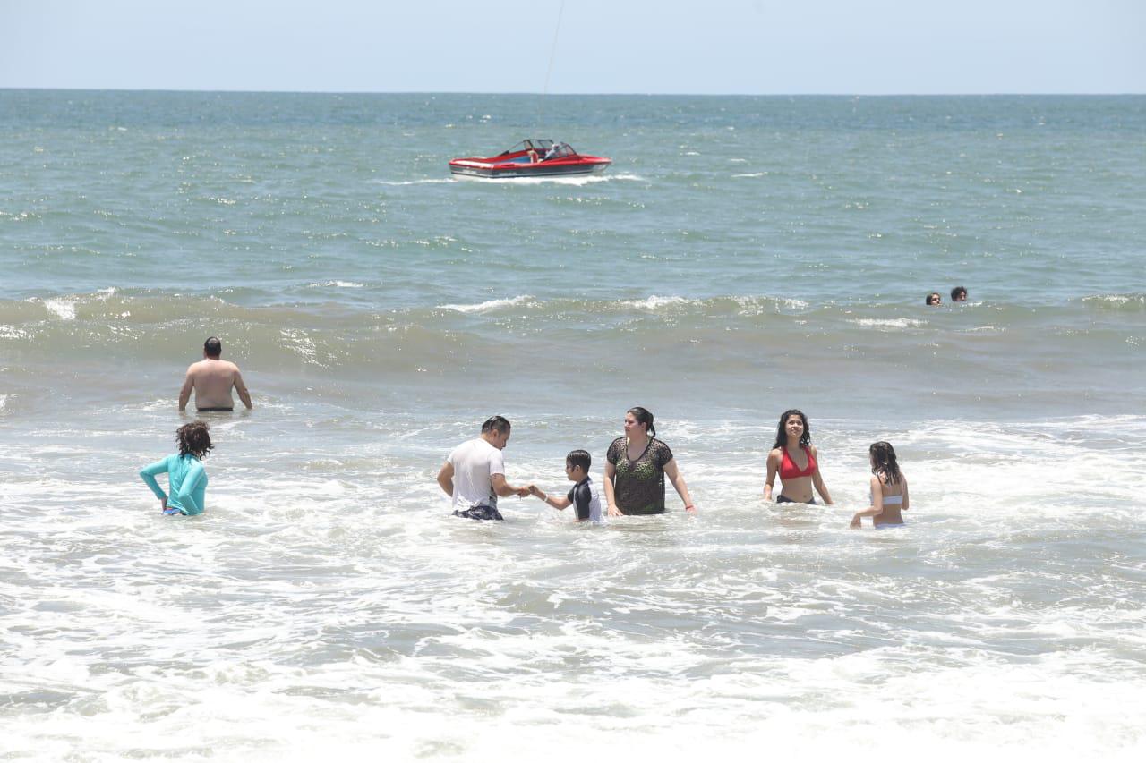 $!Cientos disfrutan las playas de Mazatlán, ante el fuerte calor veraniego