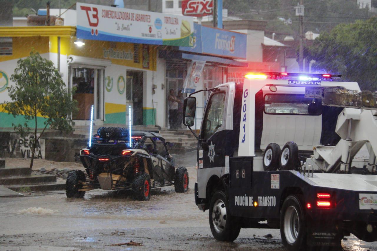 $!Una persona fallecida y vehículos atascados, el saldo de la lluvia en Culiacán