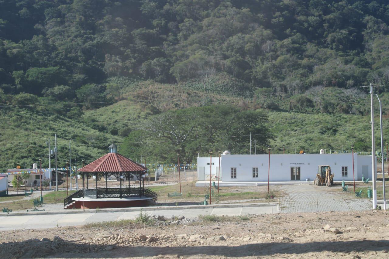 $!Vecinos de Santa María mantienen bloqueado el paso a personal de empresa para exigir energía eléctrica