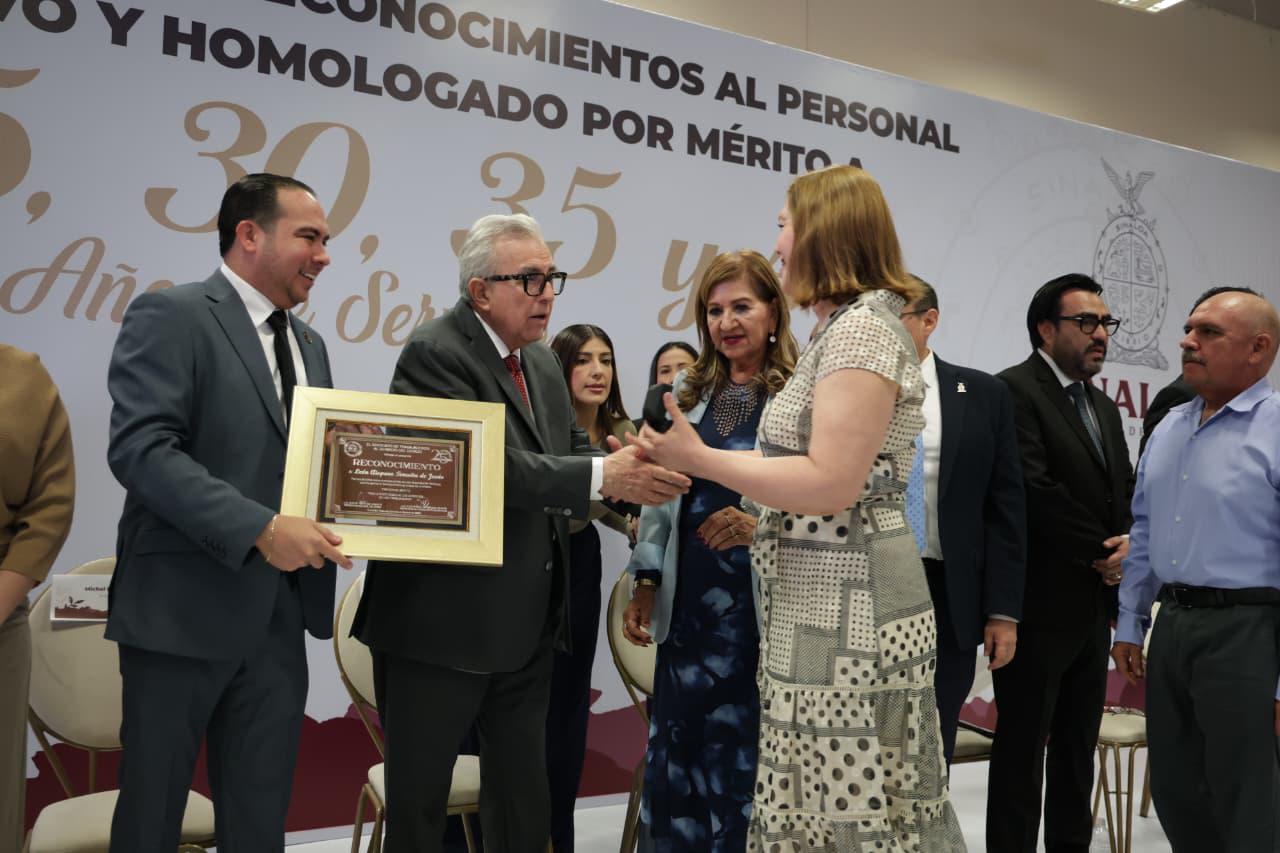 $!Reciben medallas 267 trabajadores del Stase con más de 25 años de servicio en el Gobierno de Sinaloa