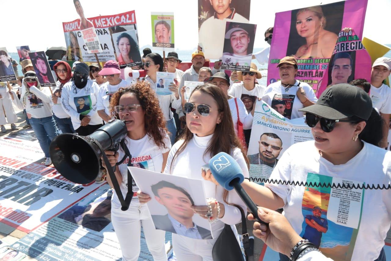 $!Marchan en Mazatlán para exigir la aparición de Carlos Emilio y más desaparecidos