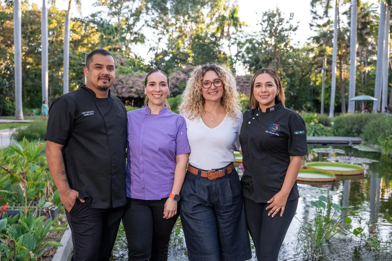 $!Daniel Soto compartirá La Gran Mesa junto a la chef Natalia Hernández y Yukié Loya, aquí junto a Karla de Herrán, una de las organizadoras del evento.