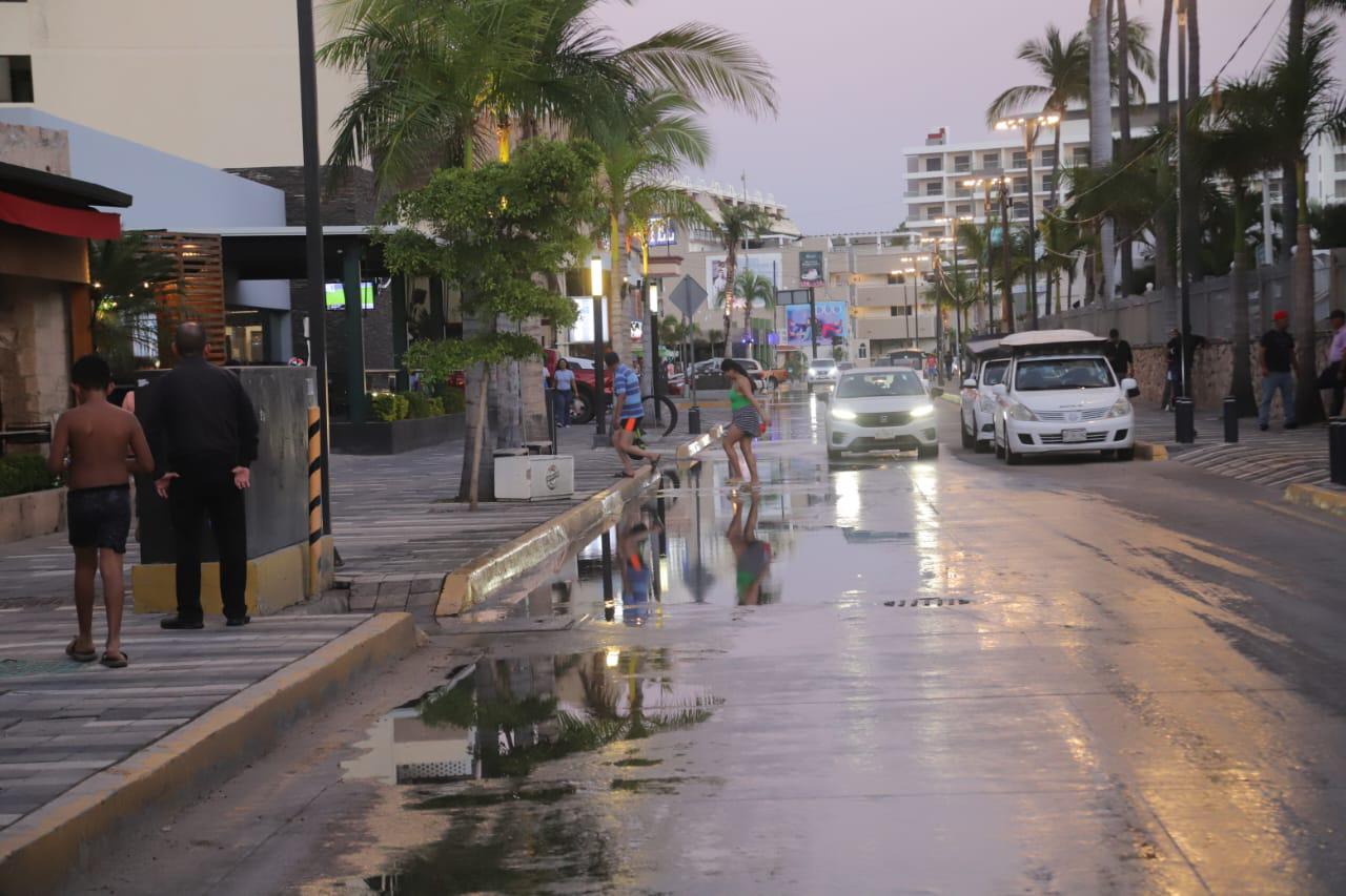 $!Turistas del puente revolucionario se topan con aguas negras en la Zona Dorada de Mazatlán