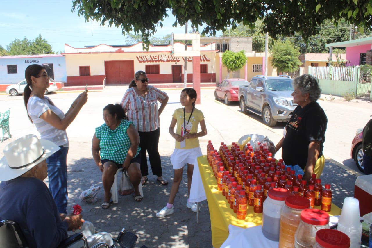 $!Vecinos apoyan muestra gastronómica tras cancelación de turistas en Chametla