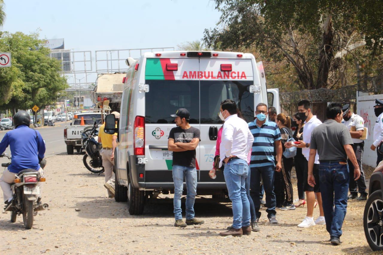 $!Auto choca contra camión de basura y amputa una pierna a un trabajador en Culiacán