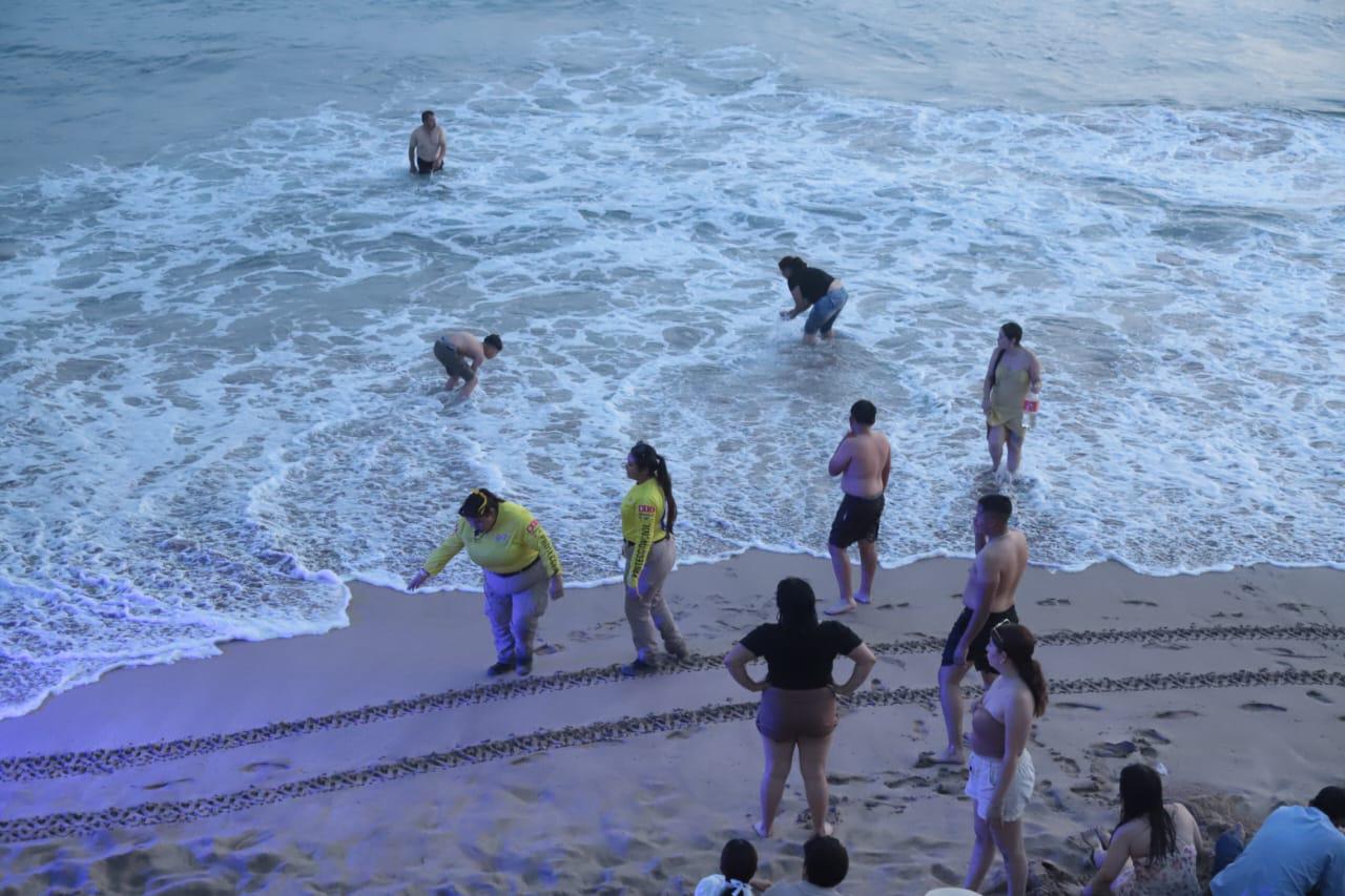 $!Aprovechan turistas las playas de Mazatlán hasta que cae el sol