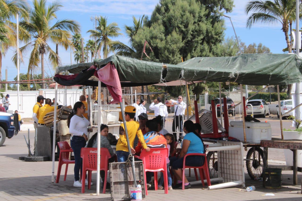 $!Ser parte de la historia: turistas y locales presencian el eclipse desde el Malecón de Altata